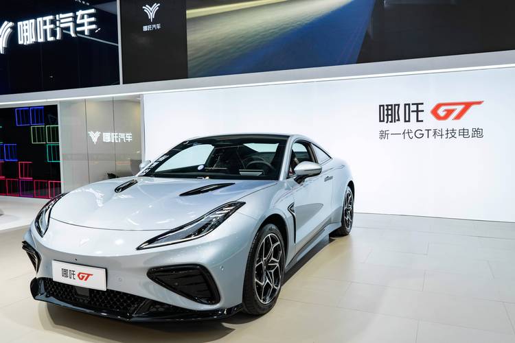 惠州62哪吒汽车在智能汽车领域的表现，领途汽车在新能源汽车市场中的影响力